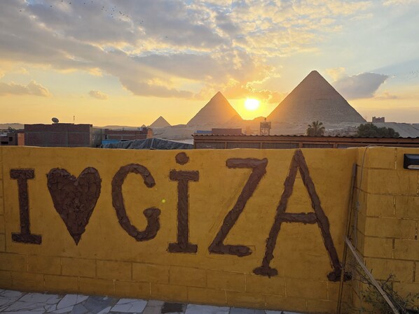 Terrace/patio - Queen of Pyramids Hotel (Giza)