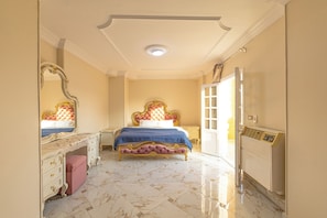 Royal Room, Patio, Mountain View | Egyptian cotton sheets, premium bedding, down comforters - Queen of Pyramids Hotel (Giza)