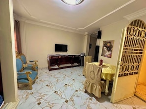 Royal Room, Patio, Mountain View | Egyptian cotton sheets, premium bedding, down comforters - Queen of Pyramids Hotel (Giza)