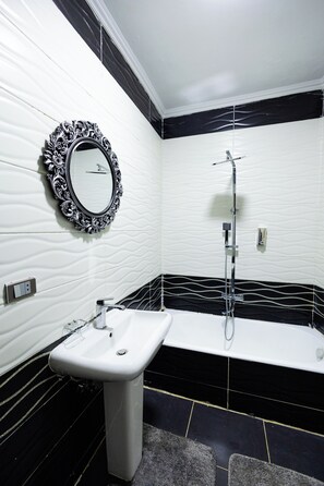 Family Room | Bilik Mandi | Pancuran mandi, hulu semburan hidrourut, bidet, tuala disediakan 