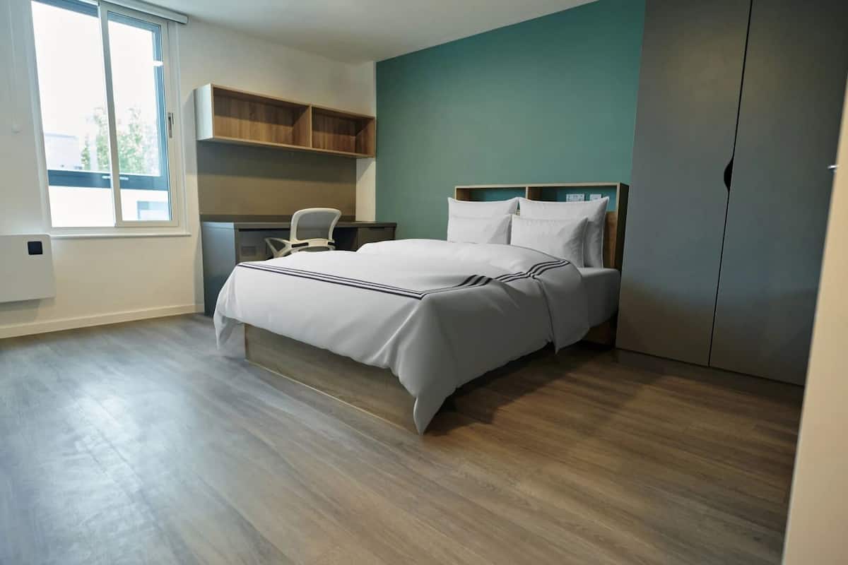 Deluxe Studio | Blackout curtains, iron/ironing board, free WiFi