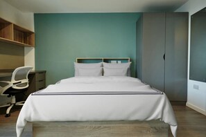 Deluxe Studio | Blackout drapes, iron/ironing board, free WiFi - For Students Only Canvas Bristol (Bristol)