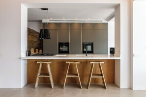 Refrigerador con freezer, microondas, horno, placa de cocina