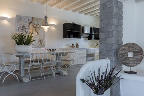 Villa | Privat køkken | Køleskab/fryser i fuld størrelse, mikrobølgeovn, ovn, kogeplade