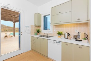 Villa | Cocina privada | Frigorífico grande, microondas, horno y placa de cocina