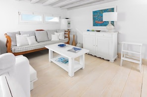 32-inch Smart TV with satellite channels - Coastal Breeze (Mykonos)