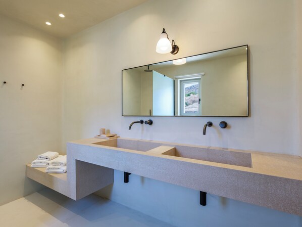 Shower, free toiletries, hair dryer, towels - Azure Horizon (Mykonos)
