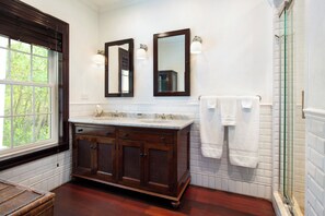 Villa | Bathroom | Hair dryer, towels, toilet paper - Pura Vida Paradise Luxury Tropical Villa (Double Bay)