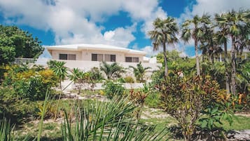 Villa | Uitzicht op de tuin