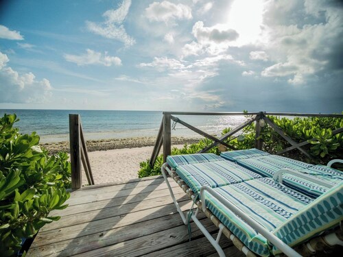 Flipper'S Haven: Tropical Retreat