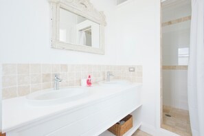 Villa | Bathroom | Shower, towels - Caribbean Cliffside: Private Waterfront Retreat (North Palmetto Point)