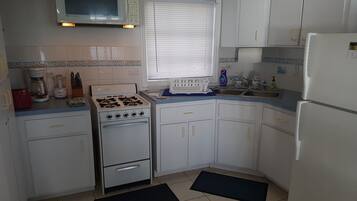 Villa | Private kitchen | Full-size fridge, microwave, oven, stovetop