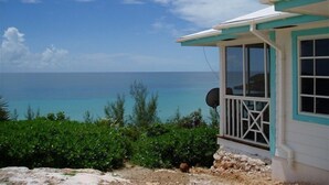 Un bâtiment situé sur la côte, offrant une vue sur l’océan.