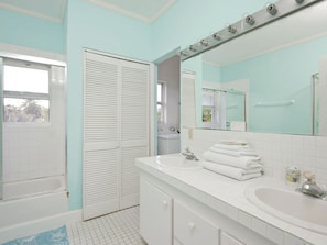 Villa | Bathroom | Towels, toilet paper