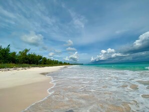 On the beach - Pink Sand Paradise: Luxury Home On The Beach (Governor's Harbour)