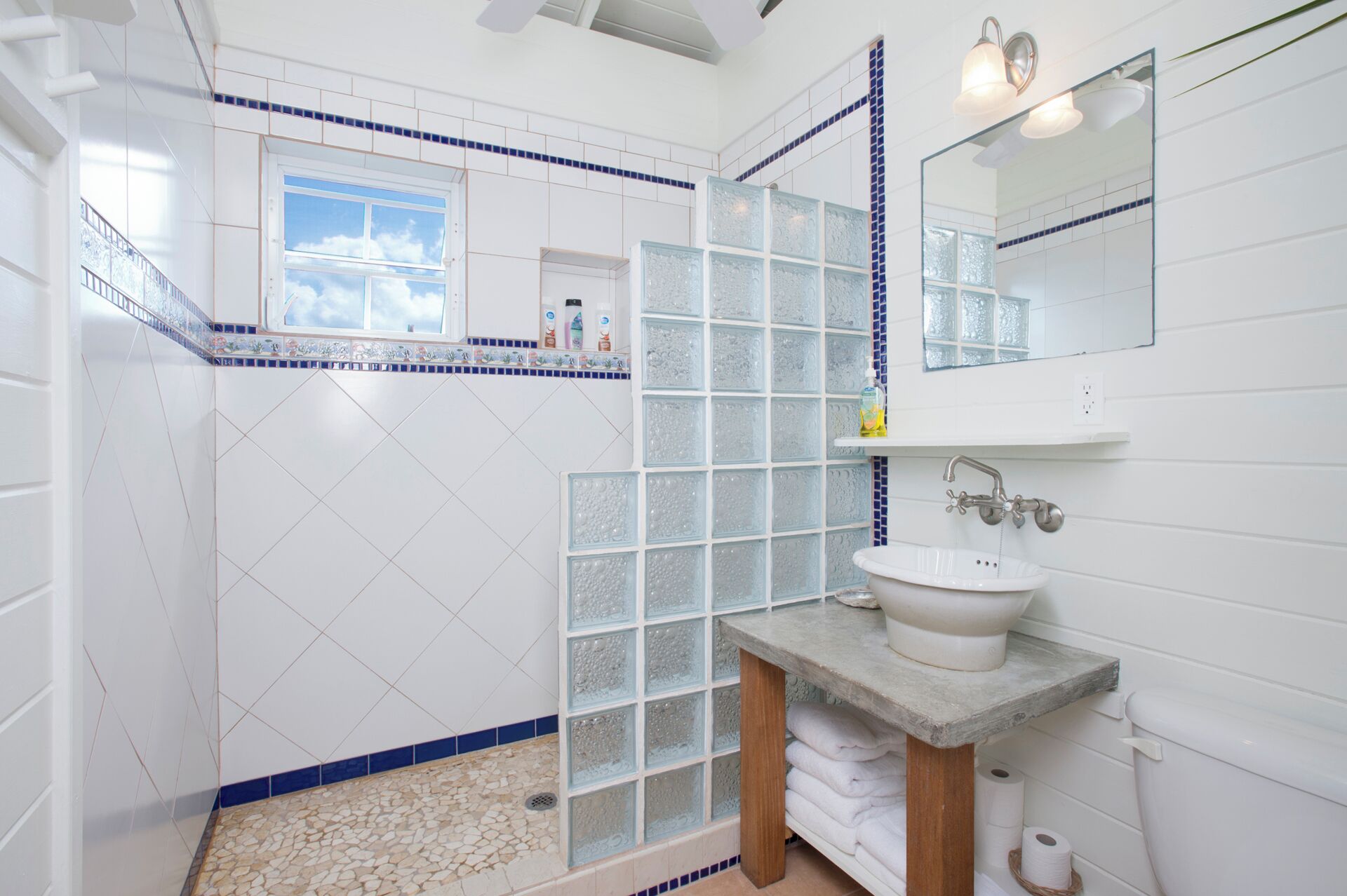 Villa | Bathroom | Shower, towels