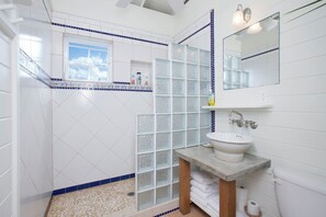 Villa | Badeværelse | Bruser, håndklæder