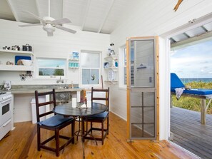 Villa | Privat k økken | Køleskab/fryser i fuld størrelse, mikrobølgeovn, ovn, kogeplade