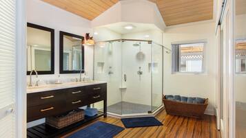 Vila | Kamar mandi | Shower, handuk, dan tisu toilet