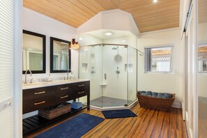 Villa | Baño | Regadera, toallas, papel de baño