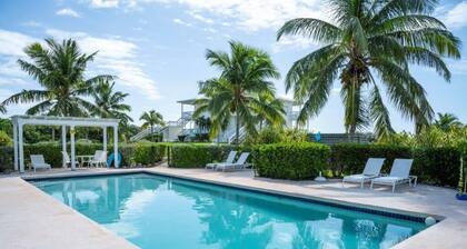 Tropical Escape: Exclusive Villa With Panoramic Ocean Vistas