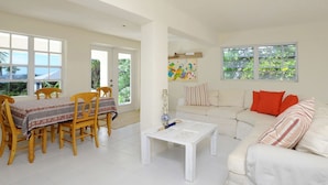 Un amplio espacio de sala con una mesa de comedor, un sofá y una mesita de centro.