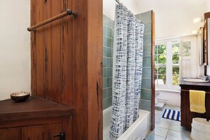 Villa | Bathroom | Shower, towels, toilet paper - Captain'S Cove: Historic House Near Town And Beach (Governor's Harbour)