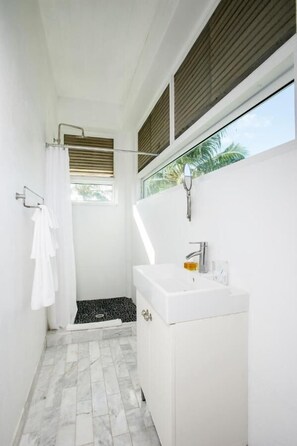 Villa | Badkamer | Een douche, handdoeken, toiletpapier
