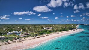 På stranden og hvit sand