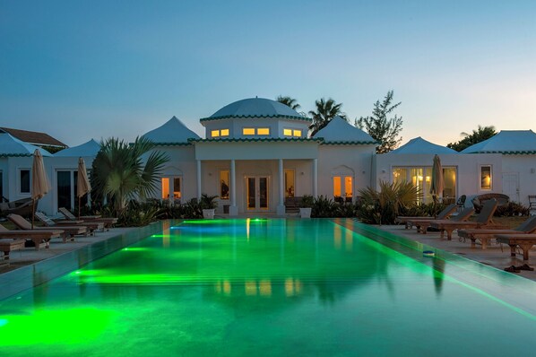 สระว่ายน้ำกลางแจ้ง