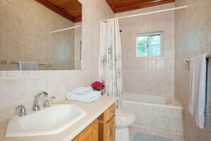 Villa | Salle de bain | Douche, serviettes fournies