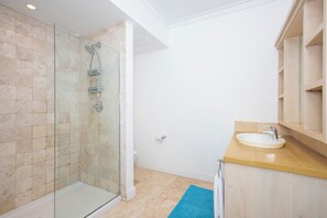 Vila | Banheiro | Toalhas de banho, sabonete, shampoo, papel higiênico