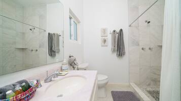 Vila | Kamar mandi | Handuk dan tisu toilet