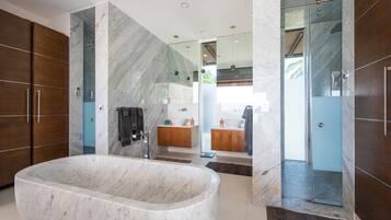 Villa | Bathroom | Towels, soap, shampoo, toilet paper