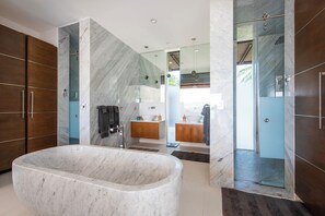 Villa | Bathroom | Towels, soap, shampoo, toilet paper - Oceanfront Oasis: Renovated Villa With Pool (Double Bay)