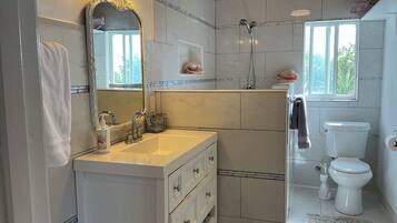 别墅 | 浴室 | 淋浴设施、毛巾