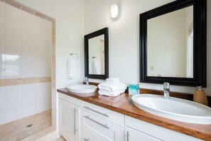 Vil·la | Bany | Assecador de cabells, tovalloles i paper higiènic 