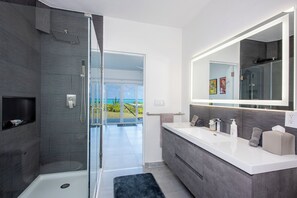 Villa | Bathroom | Hair dryer, towels, toilet paper