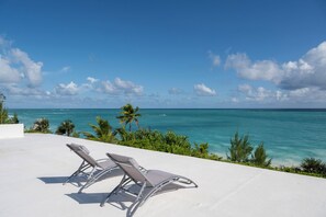 A white infinity pool with two lounge chairs facing the ocean. - Caribbean Dream: Secluded Villa With Private Beachfront (Double Bay)