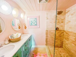 Villa | Badezimmer | Dusche, Handtücher
