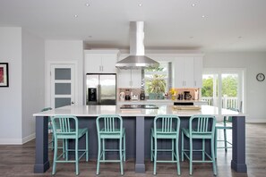 Villa | Cocina privada | Frigorífico grande, microondas, horno y placa de cocina