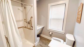 Regadera, secadora de cabello, toallas