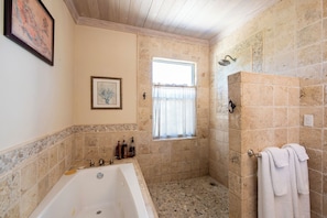 Villa | Salle de bain | Serviettes fournies, papier toilette