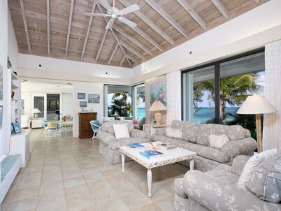 Tropical Hideaway: Charming Cottage Near Pink Sands Beach