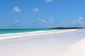 Egy tiszta, türkizkék vízű és homokos parttal rendelkező strand.