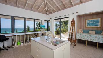 Villa | Cuisine privée | Serviettes en papier, tables à manger