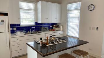 Vila | Cozinha privada | Geladeira grande, micro-ondas, fogão, cooktop