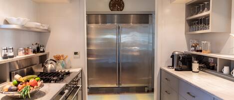 Villa | Cucina privata | Frigorifero con congelatore, microonde, forno, piano cottura