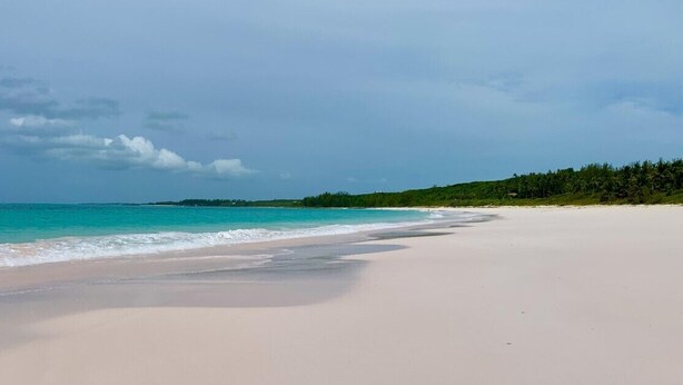 A beach with a wide sandy shore and calm turquoise waters. - Historic Hideaway: Restored Waterfront Estate (Governor's Harbour)