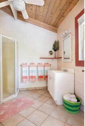 Villa | Bathroom | Towels, toilet paper - Poponi Cottage Paradise: Pink Sand Retreat (North Palmetto Point)